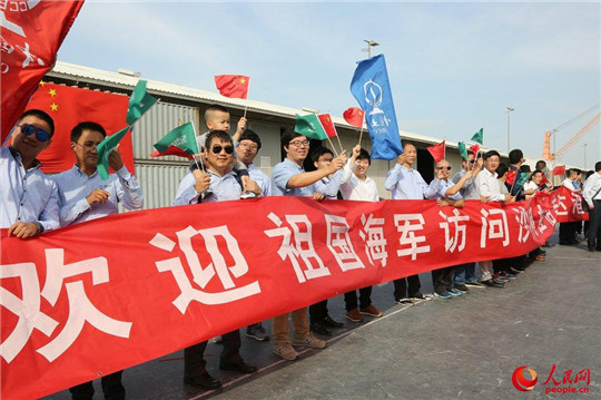 中国侨网沙特当地华人华侨拉起条幅欢迎我舰艇编队。王长松摄影