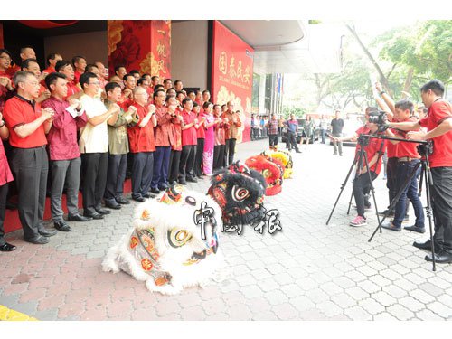 中国侨网一众马华中央领袖,换上唐装录制新年贺岁短片,准备向民众拜年。(马来西亚《中国报》)