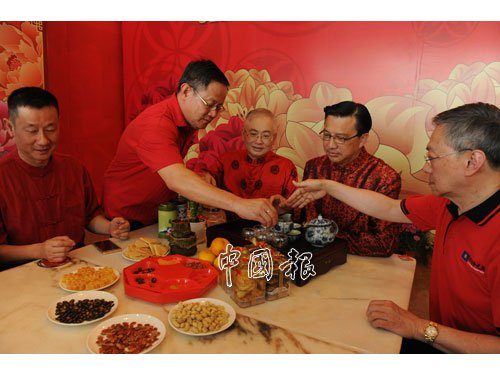 中国侨网魏家祥(左3起)和廖中莱与其他中委当起演员,上演品茶一幕。(马来西亚《中国报》)