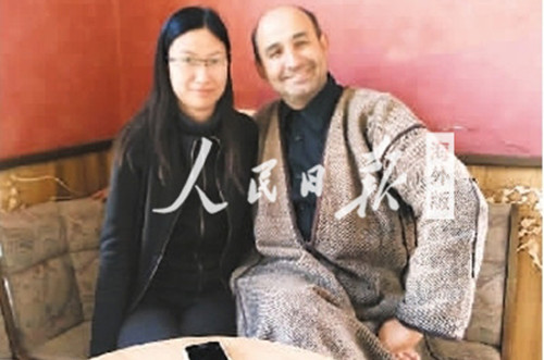 中国侨网张楚楚（左一）在突尼斯采访当地一名商人。