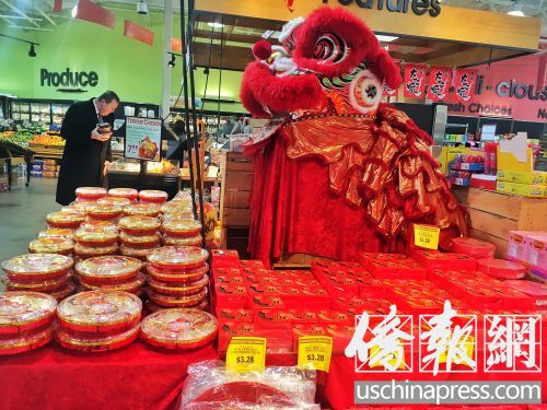 中国侨网西雅图某亚洲超市的年货专区(美国《侨报》/诗乔 摄)