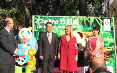中国侨网吕大使和西弗恩特共同为“竹莉娜”雕塑揭幕。(西班牙欧浪网)