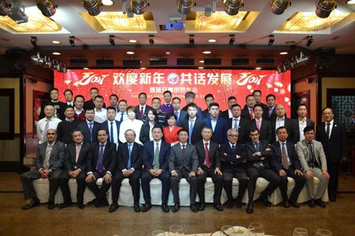 中国侨网青田同乡会代表、侨界代表与使馆官员合影(西班牙欧浪网)