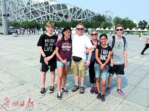中国侨网爱伦和李硕一家在中国。