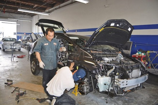 美汽修厂老板提醒华人注意汽车日常保养-中国