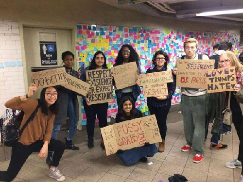 中国侨网11月选举日后，瓦萨学生在纽约市参与反对特朗普的抗议游行。(参考消息网援引美国《纽约时报》网站)