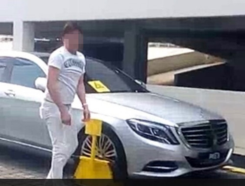 中国侨网相信拥有拿督斯里头衔的男子不满车子被锁车轮。（马来西亚《星洲日报》）