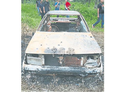 中国侨网民众在油棕园内发现被烧毁的车子及死者遗体。（马来西亚《中国报》）