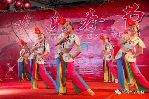 中国侨网女子群舞《俏花旦》。（非洲《华侨周报》/申倩文 摄）