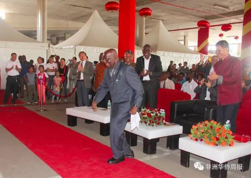 中国侨网赞比亚开国总统卡翁达热情起舞。（非洲《华侨周报》/申倩文 摄）