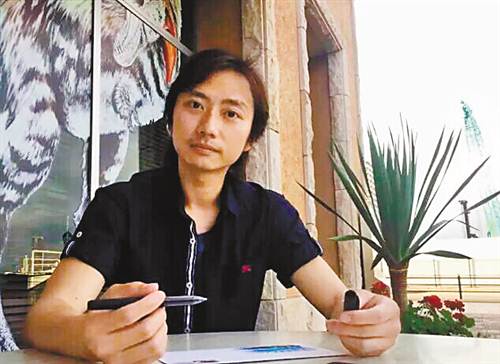中国侨网张缘睿在接受采访。(彭瑜 摄)