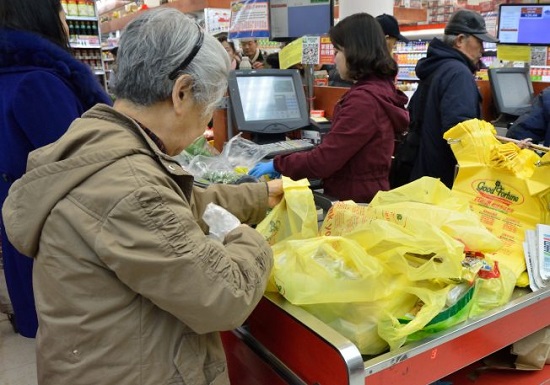 中国侨网塑料袋收费法案倒数一个月，民众开始“囤积”，买几把菜就拿五、六个塑料袋。(美国《世界日报》/朱泽人 摄)