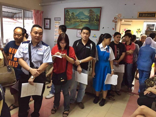 中国侨网陈力宏急需血液备用的消息在社交媒体广传后，民众纷纷到医院排队登记捐血，反应热烈。（马来西亚《星洲日报》）