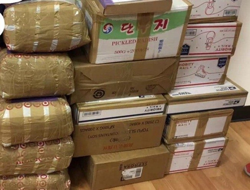 中国侨网海外代购撑起华人快递业的半边天,图为一名代购正准备将包好货品送到快递公司寄送中国。(美国《世界日报》/读者提供)