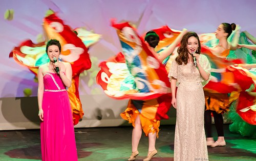 中国侨网民歌对唱《春天的芭蕾》。（全法学联供图）