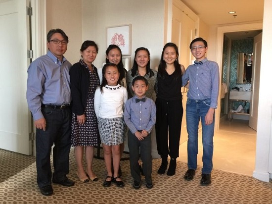 中国侨网邓永艳(后排右二)全家福,除感谢父母支持,她很高兴成为五个弟妹的榜样。(邓永艳提供图片)