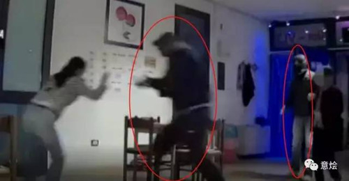 中国侨网抢匪抢劫一家华人餐馆的监视录像截图。（意烩oushitalia微信公众号）