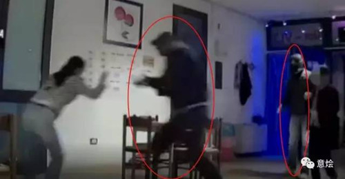 中国侨网抢匪抢劫一家华人餐馆的监视录像截图。(意烩oushitalia微信公众号)