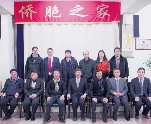 中国侨网座谈会后,代表团与侨领们合影。(法国《欧洲时报》/黄冠杰 摄)