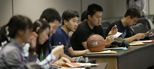 中国侨网资料图：2015年中国留学生在德克萨斯大学参加迎新。（法国《欧洲时报》援引《费加罗报》）