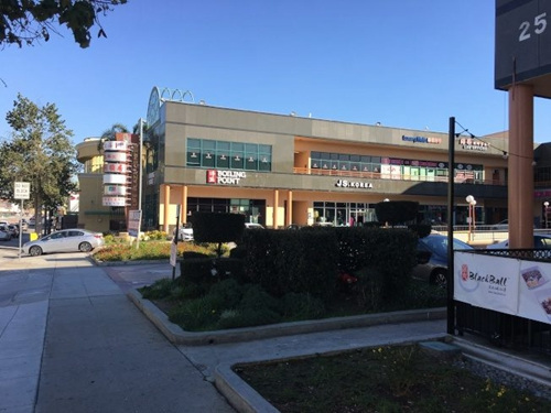 中国侨网洛杉矶圣盖博市一家商业广场内的按摩店申请土地使用特殊许可遭遇,因为邻近已经有两家拿到了许可。(美国《世界日报》/张越 摄)