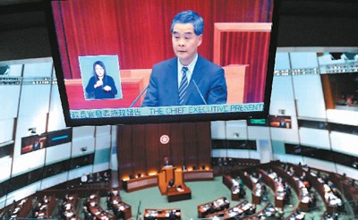 中国侨网梁振英在香港立法会发表2017年施政报告。图片来源：香港中通社