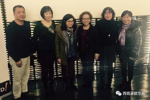 中国侨网参加华人春节新闻发布会的华人代表与ROMI（左三）区长和筹备组负责人CHONCA（右二）。（西班牙《欧华报》）