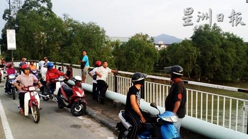 中国侨网一名疑患有忧郁症的54岁华裔男子企图跳河自杀事件发生后,引来大批民众在峇株巴辖桥一带围观。(马来西亚《星洲日报》)