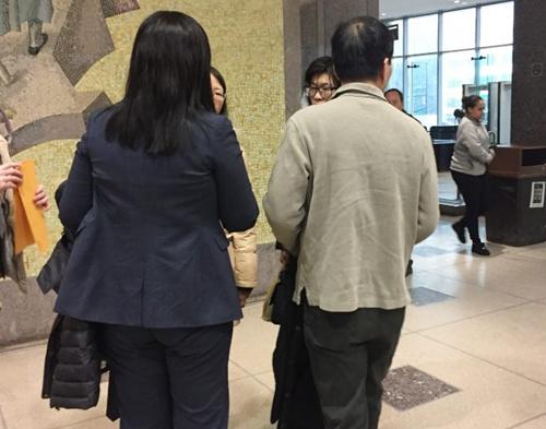 中国侨网谢哲华的家人在庭审后向讲中文的助理检察官询问结果，拒绝表态。(美国《世界日报》/俞姝含 摄)