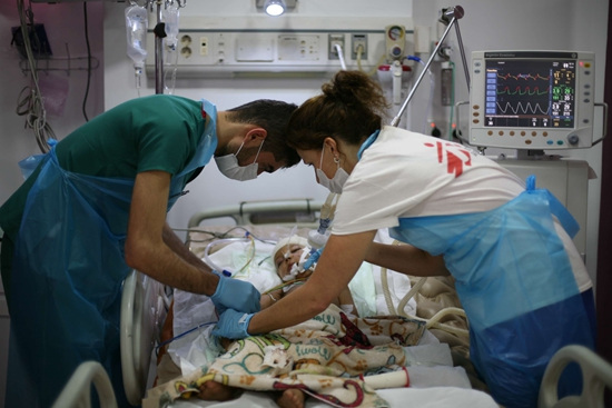 中国侨网无国界医生在伊拉克苏莱曼尼亚急救医院新维修的重症监护部门照顾一名婴儿。当地人口超过250万，包括很多来自周边冲突地区的流离失所者。而这里是当地唯一的创伤治疗场所。无国界医生组织提供