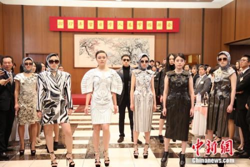 中国侨网留日博士生模特队在迎春晚会上的精彩表演。尹法根 摄