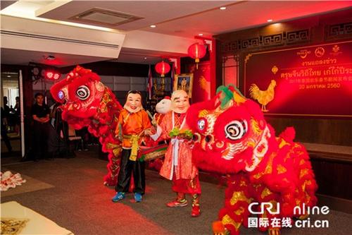 中国侨网泰国国家旅游局关于中国春节活动发布会现场举行了中国传统的舞狮表演。