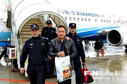 中国侨网侵吞500多万元村民征地、赔青补偿款,先后外逃至莫桑比克和莱索托。福建福清市一名被红色通缉令追捕的犯罪嫌疑人池晓坤日前被警方抓捕回国。(图片来源:福州日报)