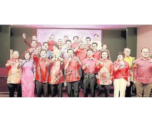 中国侨网马华全体领导层向来宾敬酒。(马来西亚《中国报》)