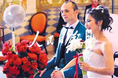 中国侨网李晶（右）与她的法国新郎在卡莱蒙-费朗市政厅领取结婚证并举行婚礼。