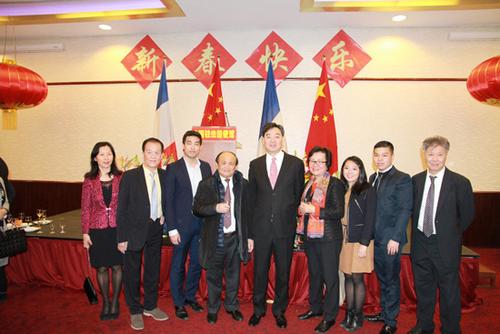 中国侨网翟隽大使与华裔互助会会长郑辉（左4）及其协会部分代表。（法国《欧洲时报》/孔帆 摄）