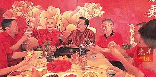 中国侨网平日正经八百的马华中委也大玩创新,挑战了全球掀起热潮的潮流玩意“假人挑战”短片拍摄。(马来西亚《光华日报》)
