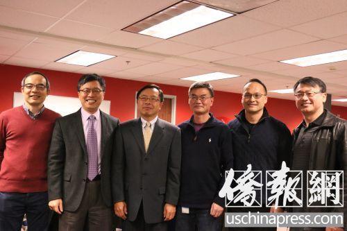 中国侨网沈向洋（左2）、中国驻旧金山总领馆副总领事邓繁华（左3）与微软华人副总裁代表。（美国《侨报》/诗乔 摄）