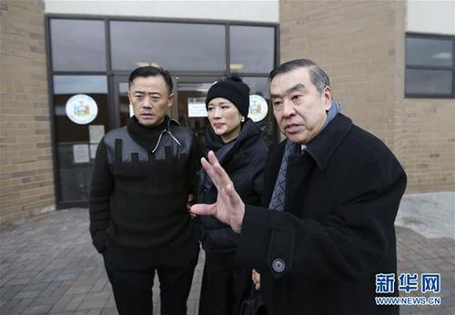 中国侨网1月20日，在美国纽约州拿骚县地区法院，周立波（左一）获得保释后和律师莫虎（右一）在法院外接受采访。 新华社记者王迎摄