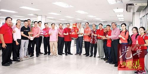 中国侨网槟马华联委会主席陈德钦(左12)率团队前来拜年。(马来西亚《光华日报》)