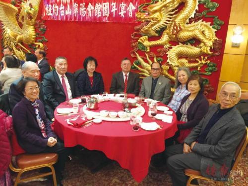 中国侨网台山宁阳会馆22日团年宴会,市议员陈倩雯(左一)首度公开她二次竞选连任的意愿。(美国《侨报》/叶永康 摄)