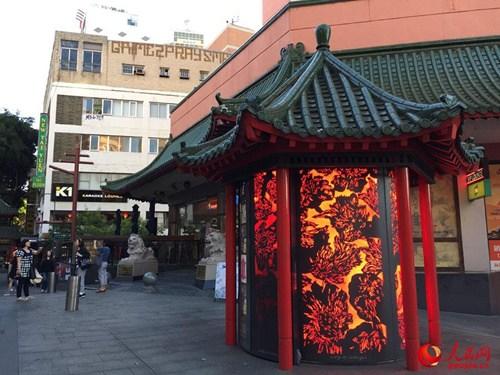 中国侨网唐人街北部的信息亭。(鲍捷摄)