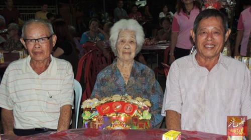 中国侨网爪夷村最年长的陈玉琴与儿子詹书祯（左）、詹珠发。（马来西亚《光华日报》）