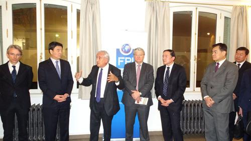 中国侨网新闻发布会现场,拉法兰致辞。(法国《欧洲时报》/孔帆 摄)
