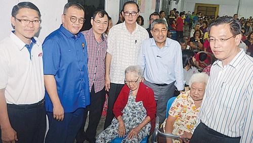 中国侨网吉大臣阿末巴沙与2名长辈亲切合影。（马来西亚《光华日报》）