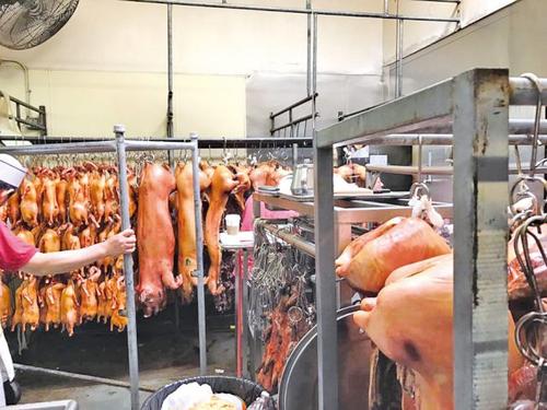 中国侨网农历年关将至,各大餐馆筹备紧锣密鼓。(美国《世界日报》)
