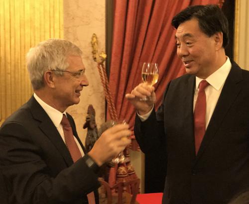中国侨网巴尔托洛内与翟隽举杯共迎中国春节。（法国《欧洲时报》/张新 摄）