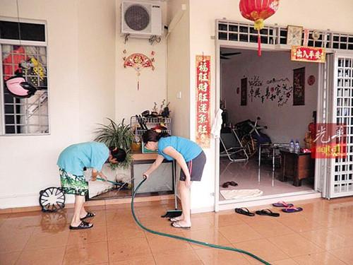 中国侨网灾民希望洪水消退后，别再迎来倾盆大雨，以安心与开心地过农历新年。（马来西亚《光华日报》）
