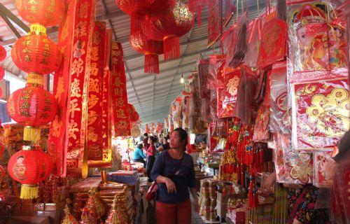 中国侨网乌鸦西市场商店内外一片红彤彤，告诉大家春节来临。（柬埔寨星洲日报/周伟成）