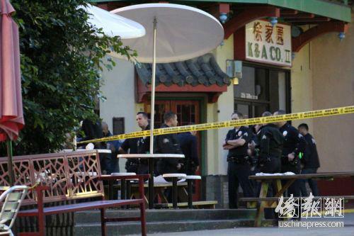 中国侨网数十名警察聚集在案发现场(侨报记者高睿摄)